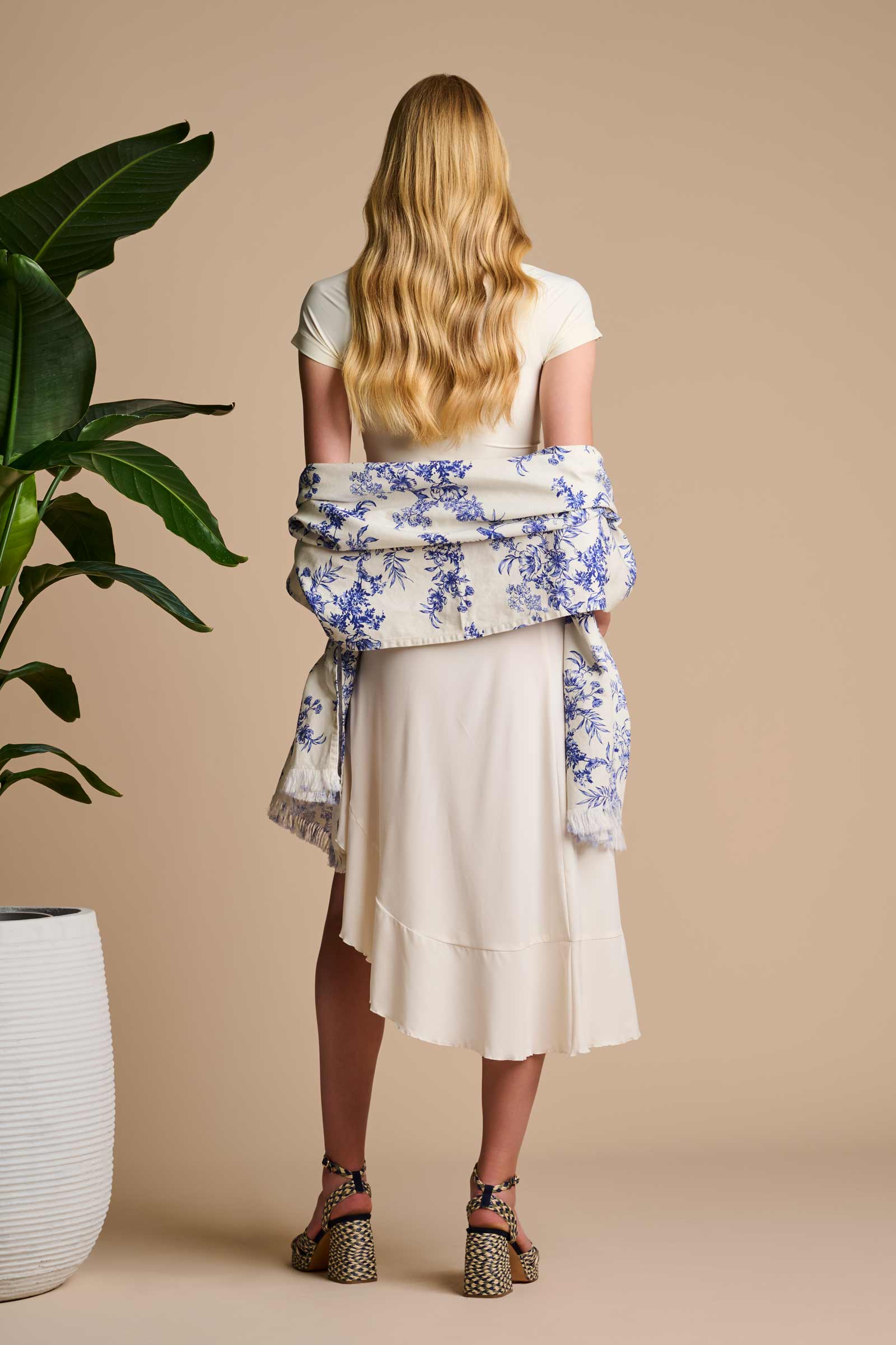 Color_Vanilla China Blue Damask