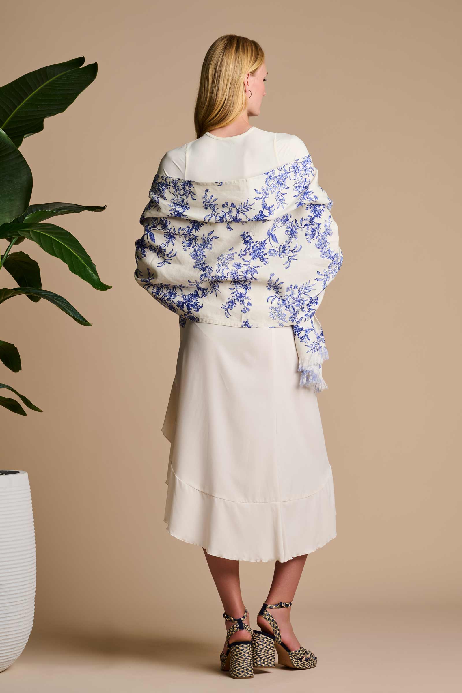 Color_Vanilla China Blue Damask